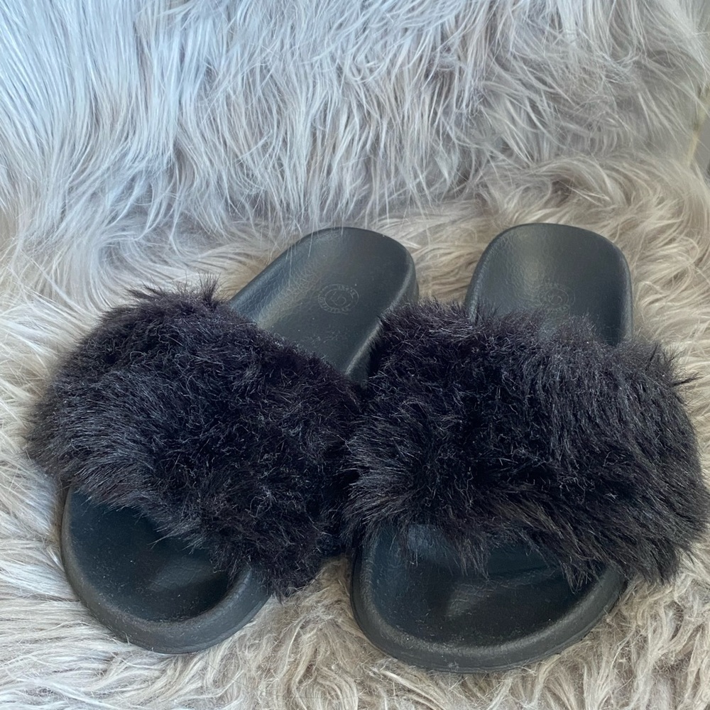 BLACK FUR SLIDES